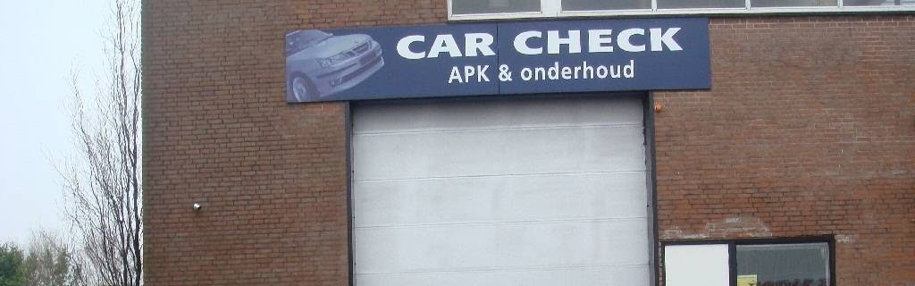 Het bord boven de roldeur van Car Check Alphen: Car Check, APK en onderhoud
